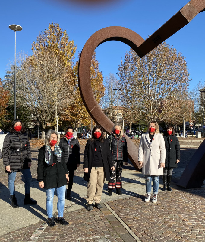 25 novembre 2020 donne in piedi vicino a porta del cuore